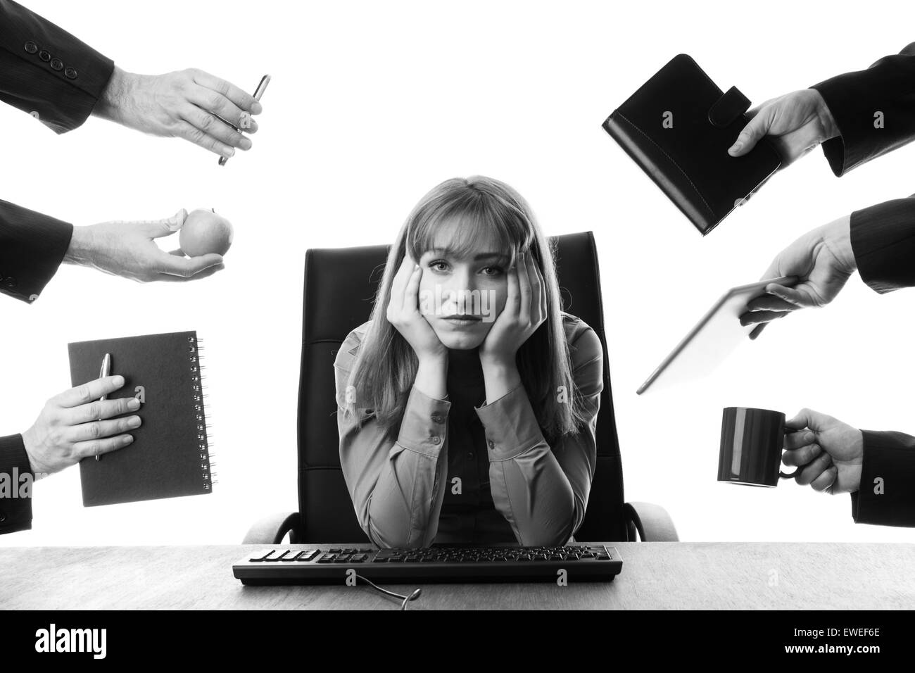 Accablé business woman assise à son bureau entouré de nombreux male hands holding différents objets Banque D'Images