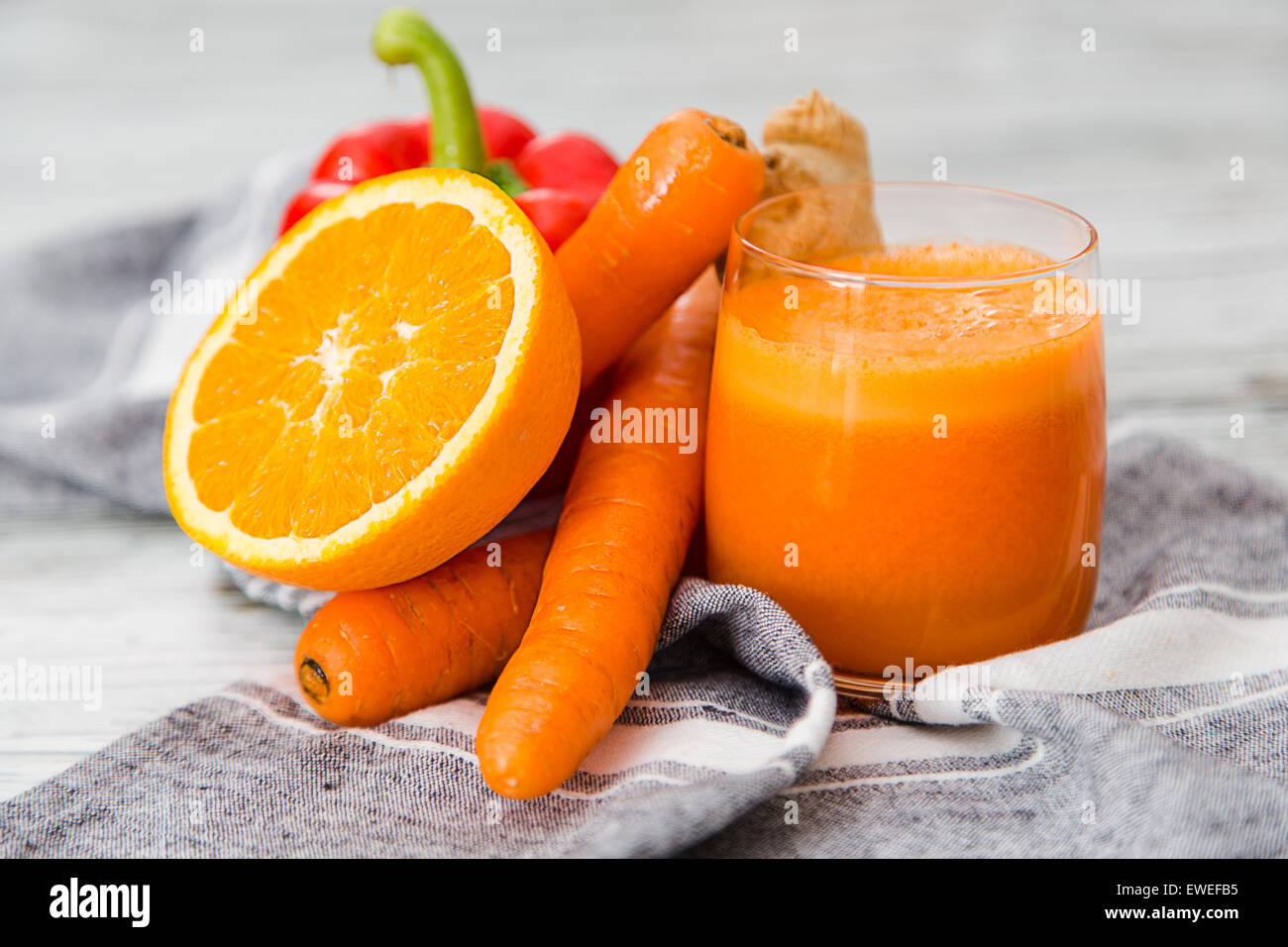 Orange douce, carotte, gingembre et jus de poivre Banque D'Images