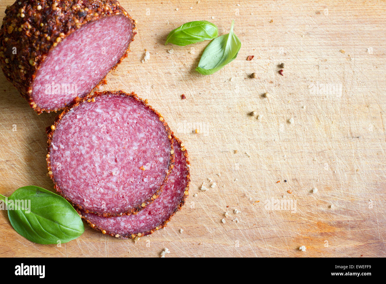 Tranches de salami sausage on cutting board Banque D'Images