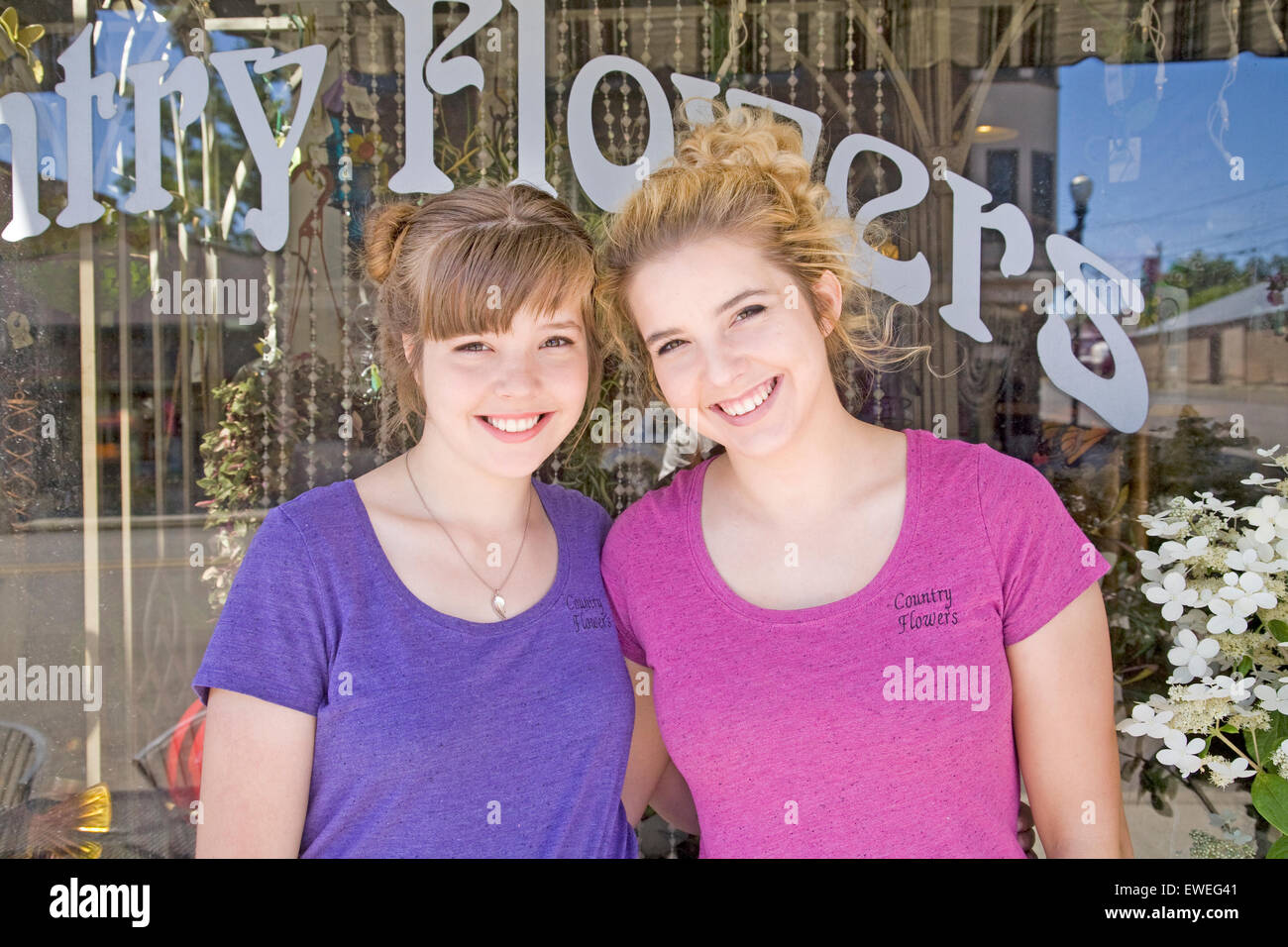 Deux jolies filles en âge de l'adolescence, qui sont sœurs, sont devant leur magasin de la grand-mère dans une petite ville dans le nord de l'Oregon. Banque D'Images