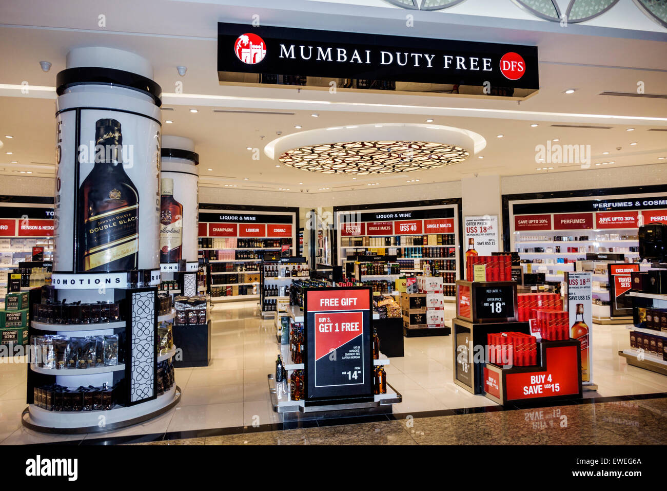 Mumbai Inde, Chhatrapati Shivaji aéroport international, terminal, porte, entrée, shopping shopper shoppers magasins marché marchés bu Banque D'Images