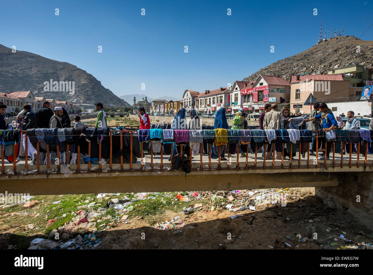 Marché Mandai, plus grand Bazar de Kaboul situé le long de la rivière Kaboul banques et Pul-e Khishti Mosquée, Kaboul, Afghanistan Banque D'Images