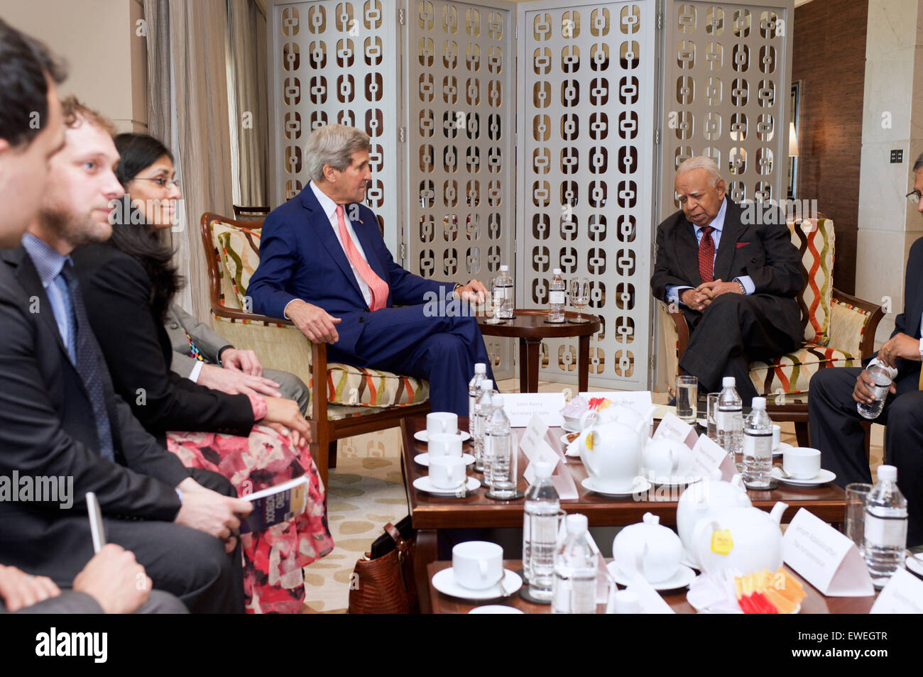 Le secrétaire d'Etat John Kerry et ses conseillers s'asseoir avec le chef de l'Alliance nationale tamoule R. Sampanthan au cours d'une réunion le 3 mai 2015, à Colombo, Sri Lanka, comme le Secrétaire payé la première visite officielle à l'île-nation par quelqu'un dans son bureau à 43 ans. Banque D'Images