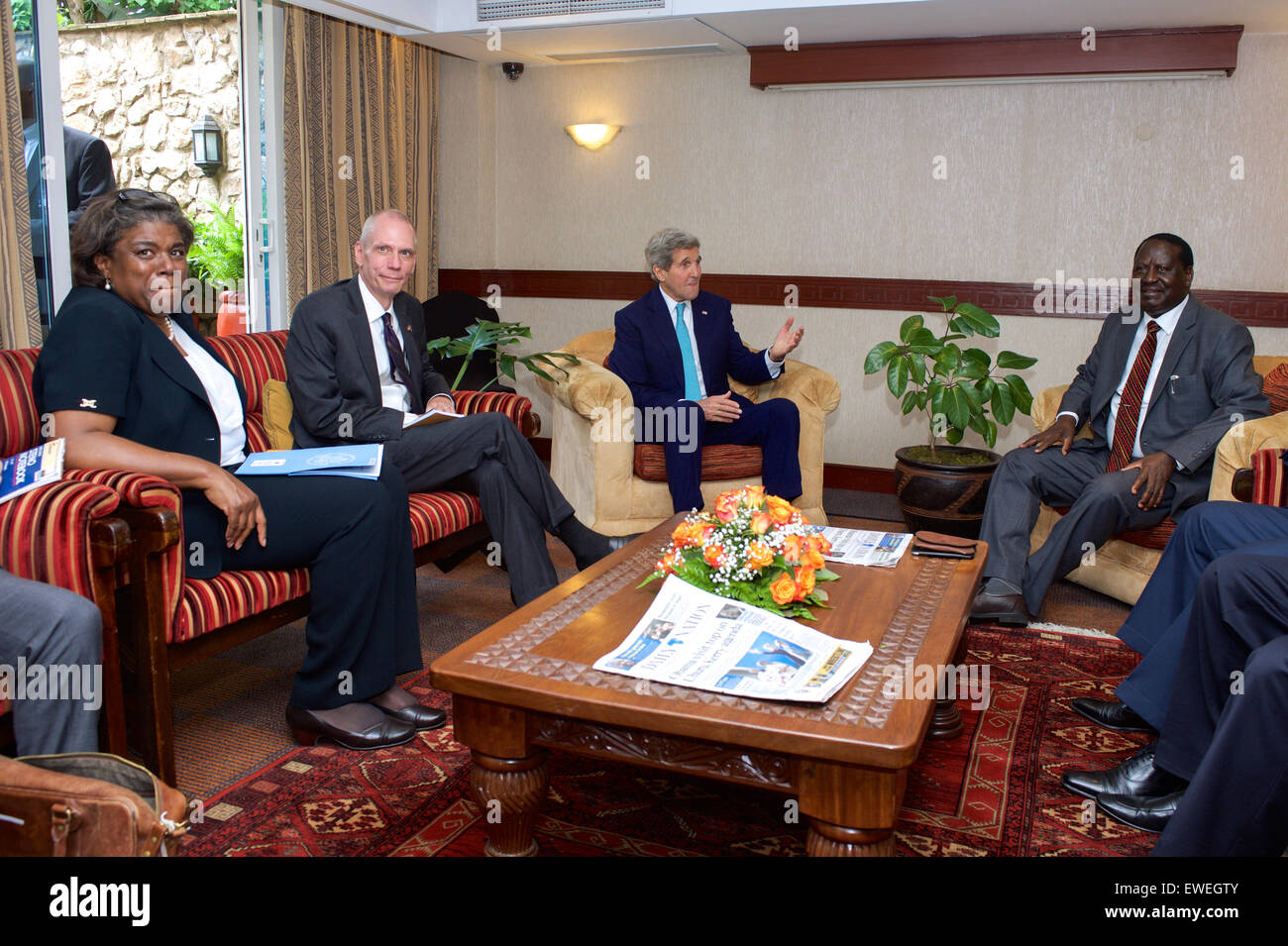 Le secrétaire d'Etat John Kerry, secrétaire adjoint du Bureau des affaires africaines, Linda Thomas-Greenfield, et l'Ambassadeur des États-Unis au Kenya Robert F. Godec répondre avec le dirigeant de l'opposition Raila Odinga, et d'autres dirigeants à Nairobi, au Kenya, le 4 mai 2015. Banque D'Images