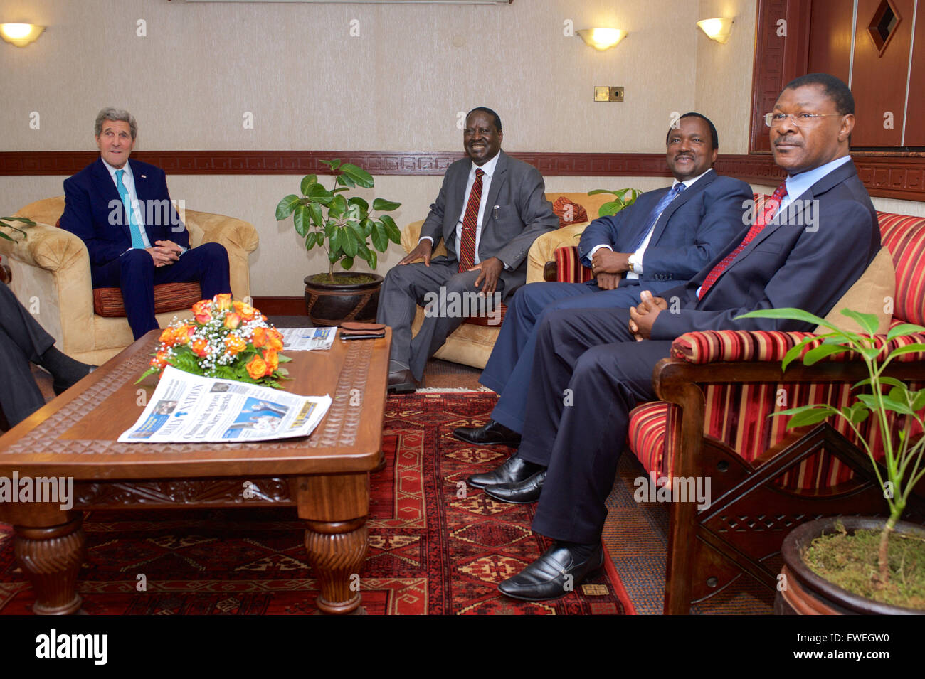 Le secrétaire d'Etat John Kerry, secrétaire adjoint du Bureau des affaires africaines, Linda Thomas-Greenfield, et l'Ambassadeur des États-Unis au Kenya Robert F. Godec répondre avec le dirigeant de l'opposition Raila Odinga, et d'autres dirigeants à Nairobi, au Kenya, le 4 mai 2015. Banque D'Images
