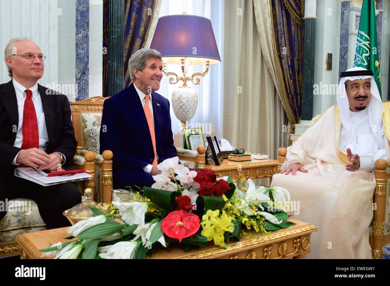 Le secrétaire d'Etat John Kerry et l'ambassade des États-Unis chargé d'affaires de Riyad Timothy Lenderking s'asseoir avec le roi Salman Bin Abdelaziz Al Saoud d'Arabie avant une réunion bilatérale à la Cour Royale à Riyadh, Arabie saoudite, le 7 mai 2015. Banque D'Images
