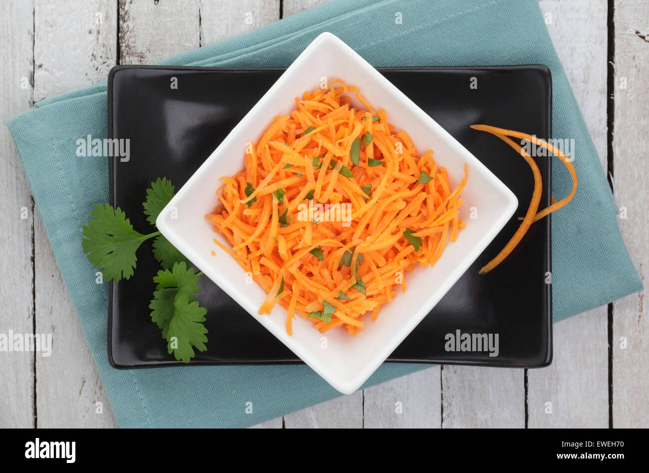 Salade de carottes garni de coriandre Banque D'Images