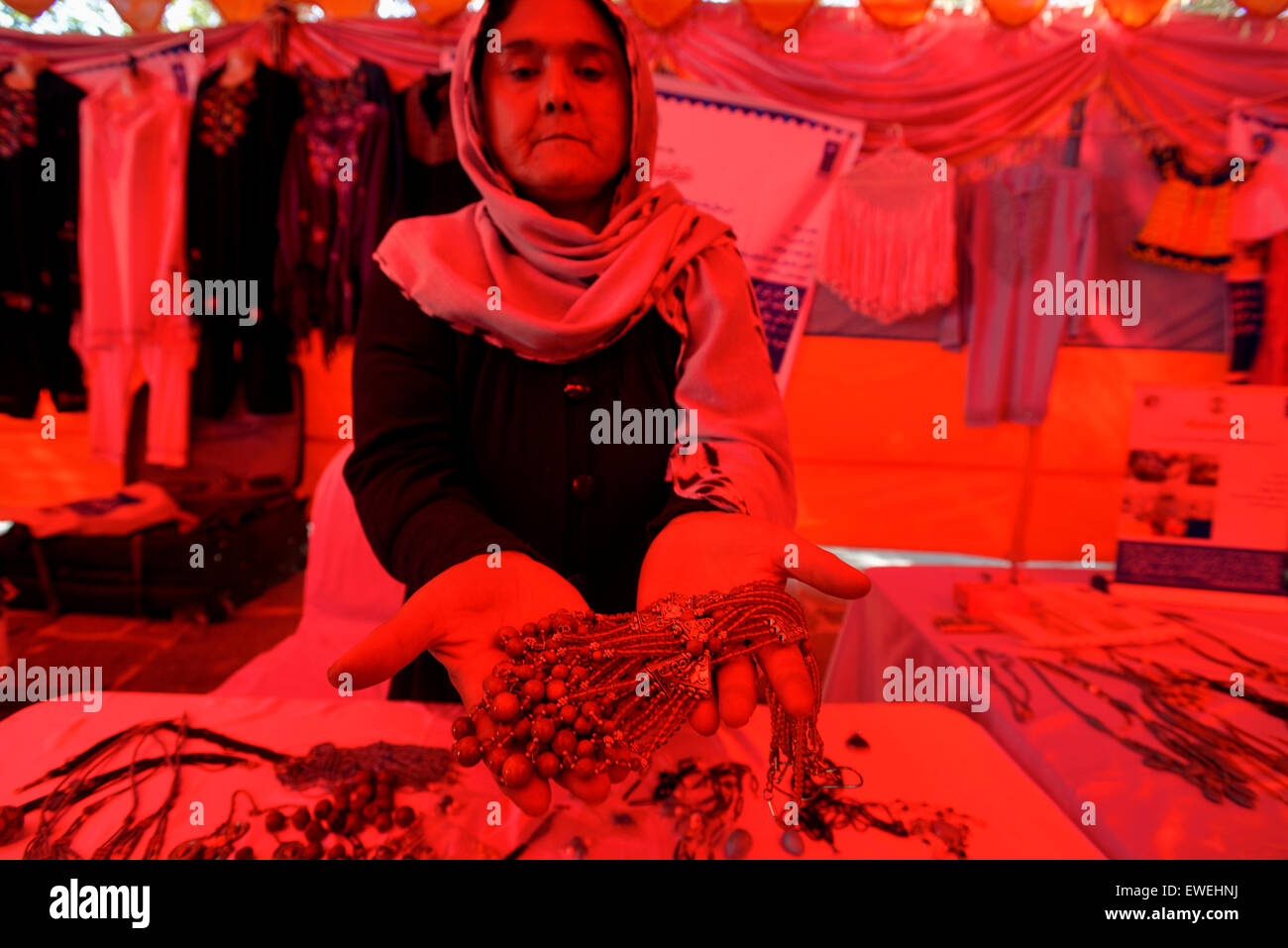 Femme vendant des bijoux traditionnels afghans à l'exposition consacrée à la Journée internationale de la femme rurale dans le jardin de Babur, Kaboul, Afghanistan Banque D'Images
