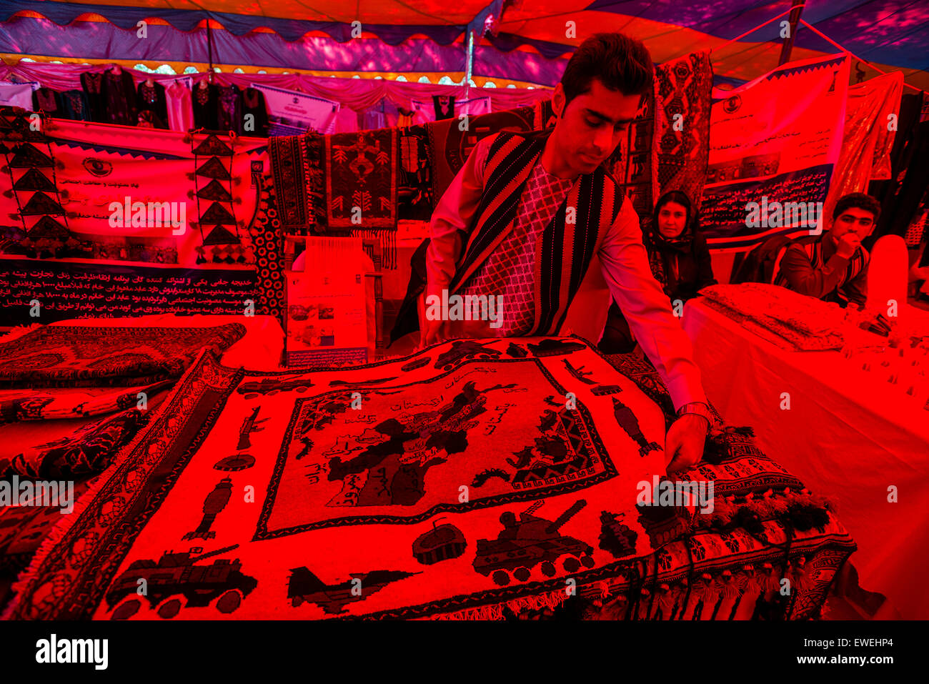 Tapis de style militaire à l'exposition consacrée à la Journée internationale de la femme rurale dans le jardin de Babur, Kaboul, Afghanistan Banque D'Images