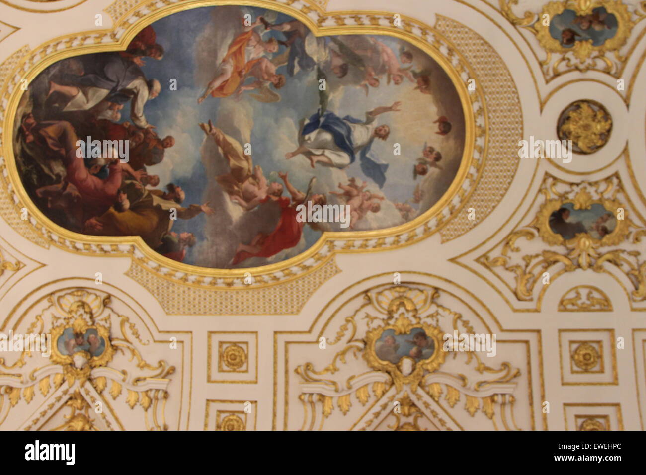 Orgue tuyaux d'or et d'Œuvres d'art peinture religieuse du plafond de l'église Banque D'Images