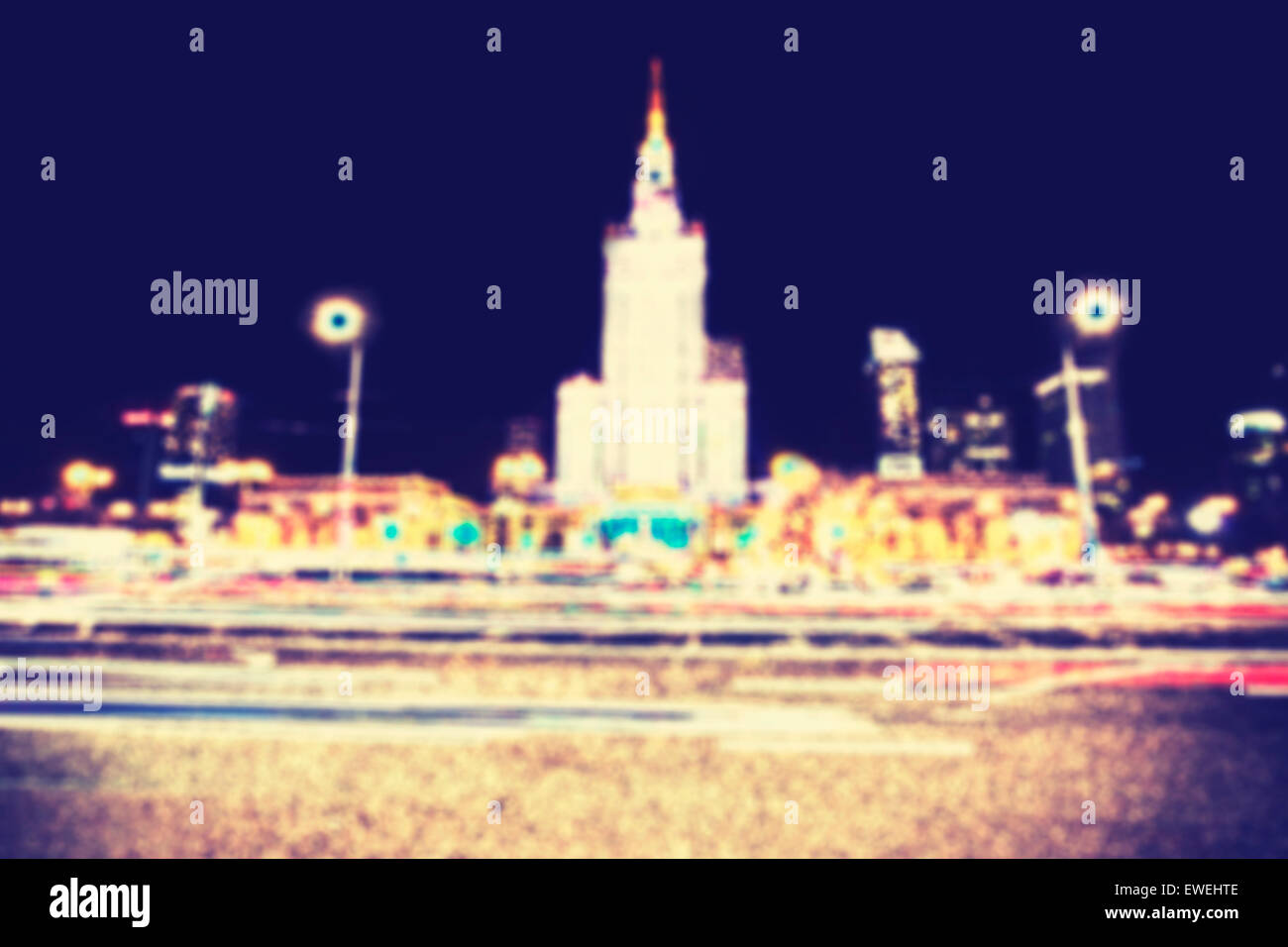 Les lumières de la ville floues filtrée rétro la nuit, urban abstract background. Banque D'Images