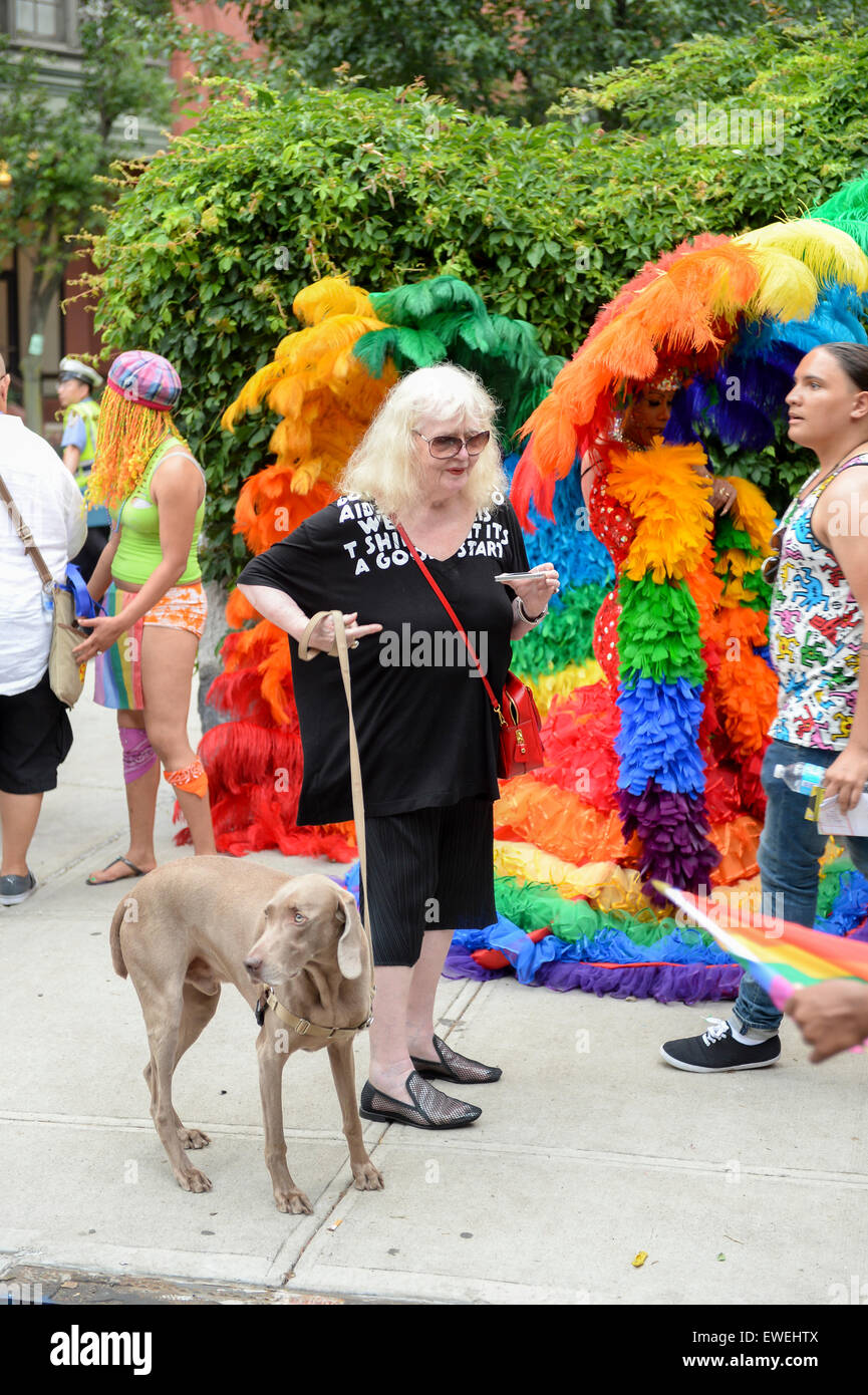 La VILLE DE NEW YORK, USA - 30 juin 2013 : un chien marche avec son propriétaire passé Drag Queens en costumes spectaculaires à la parade de la Gay Pride. Banque D'Images