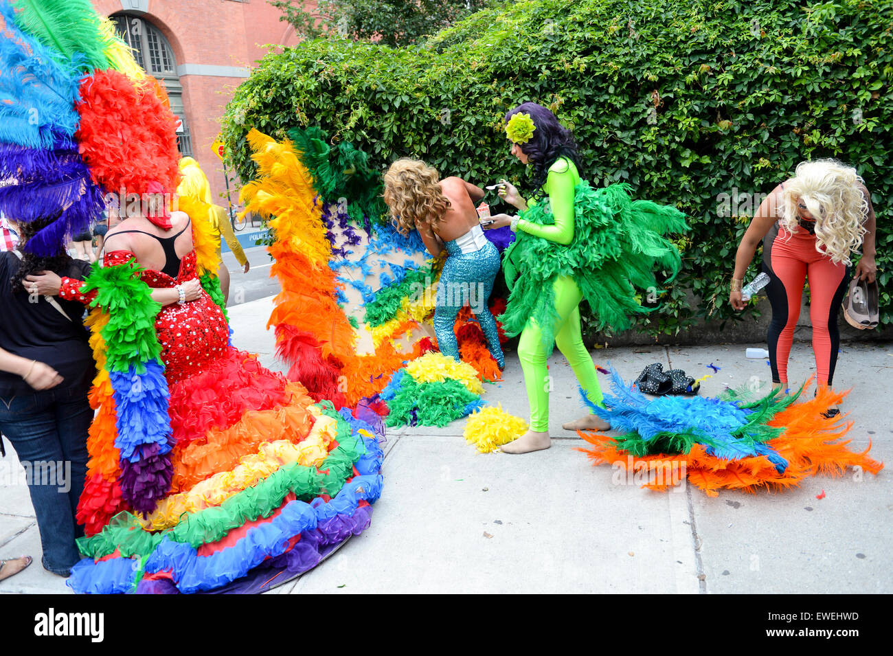 La VILLE DE NEW YORK, USA - 30 juin 2013 : Drag Queens en costumes arc-en-ciel dramatique de la ville de célébrer la gay pride annuelle de l'événement. Banque D'Images