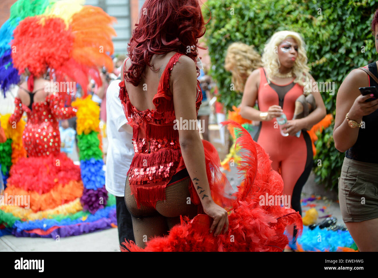 La VILLE DE NEW YORK, USA - 30 juin 2013 : Drag Queens en robes colorées se rassemblent à la Gay Pride annuelle de la ville événement. Banque D'Images