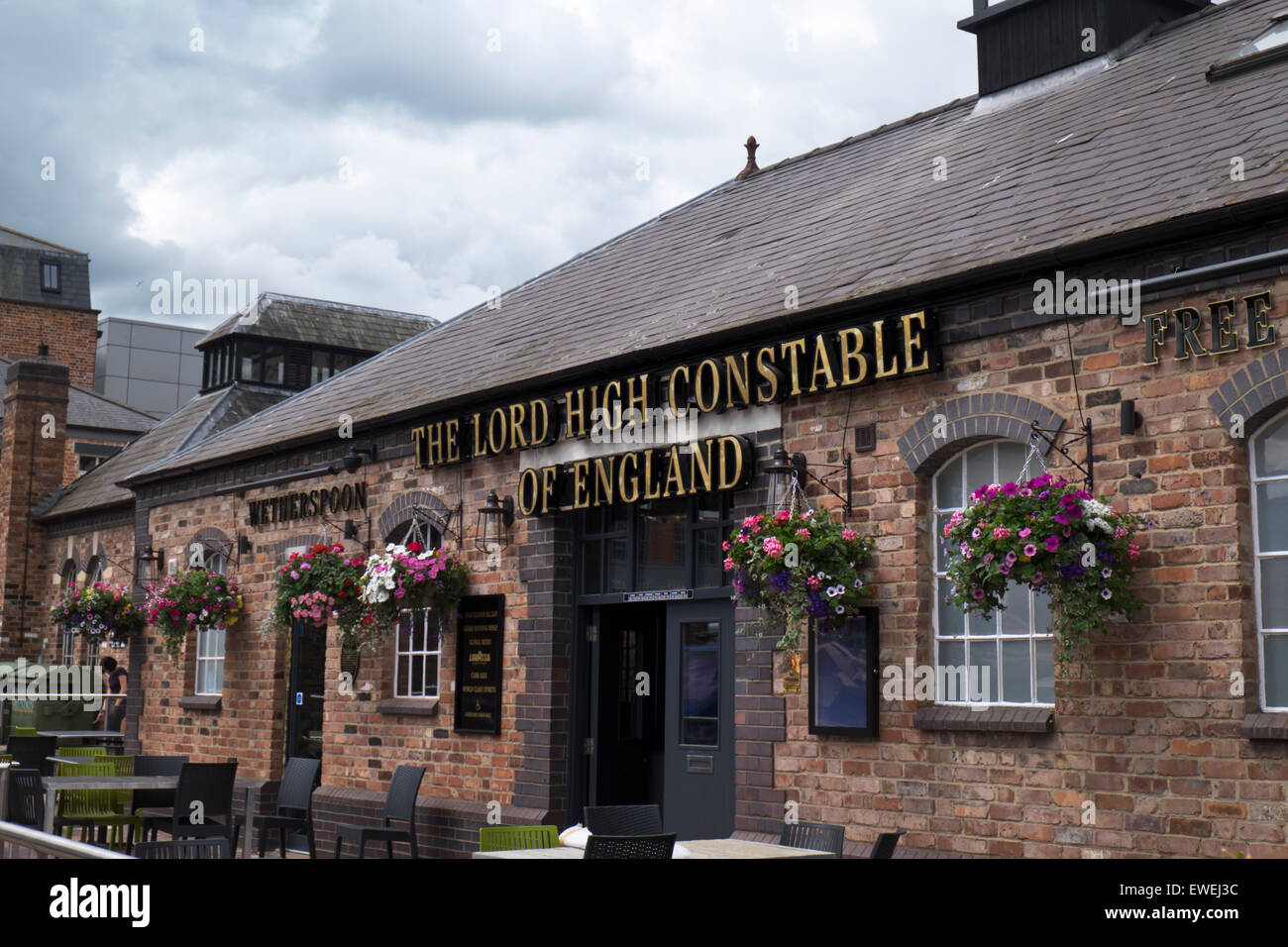 Cafe à Gloucester Docks historiques, Gloucester Angleterre UK Le Seigneur Connétable Pub Wetherspoons Banque D'Images