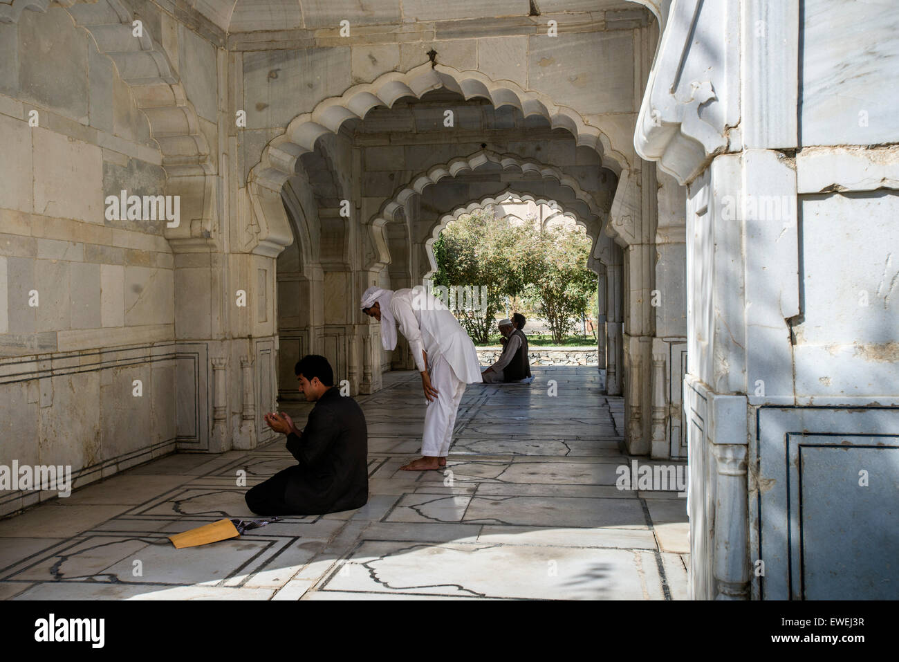 Les hommes prient en marbre blanc petite mosquée de Shah Jahan à l'intérieur du jardin de Babur, Kaboul, Afghanistan Banque D'Images