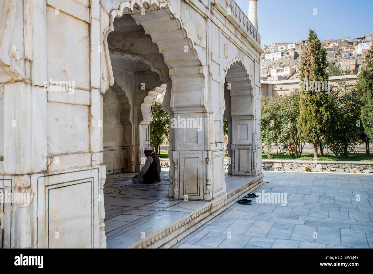 L'homme prie dans petite mosquée de marbre blanc de Shah Jahan à l'intérieur du jardin de Babur, Kaboul, Afghanistan Banque D'Images