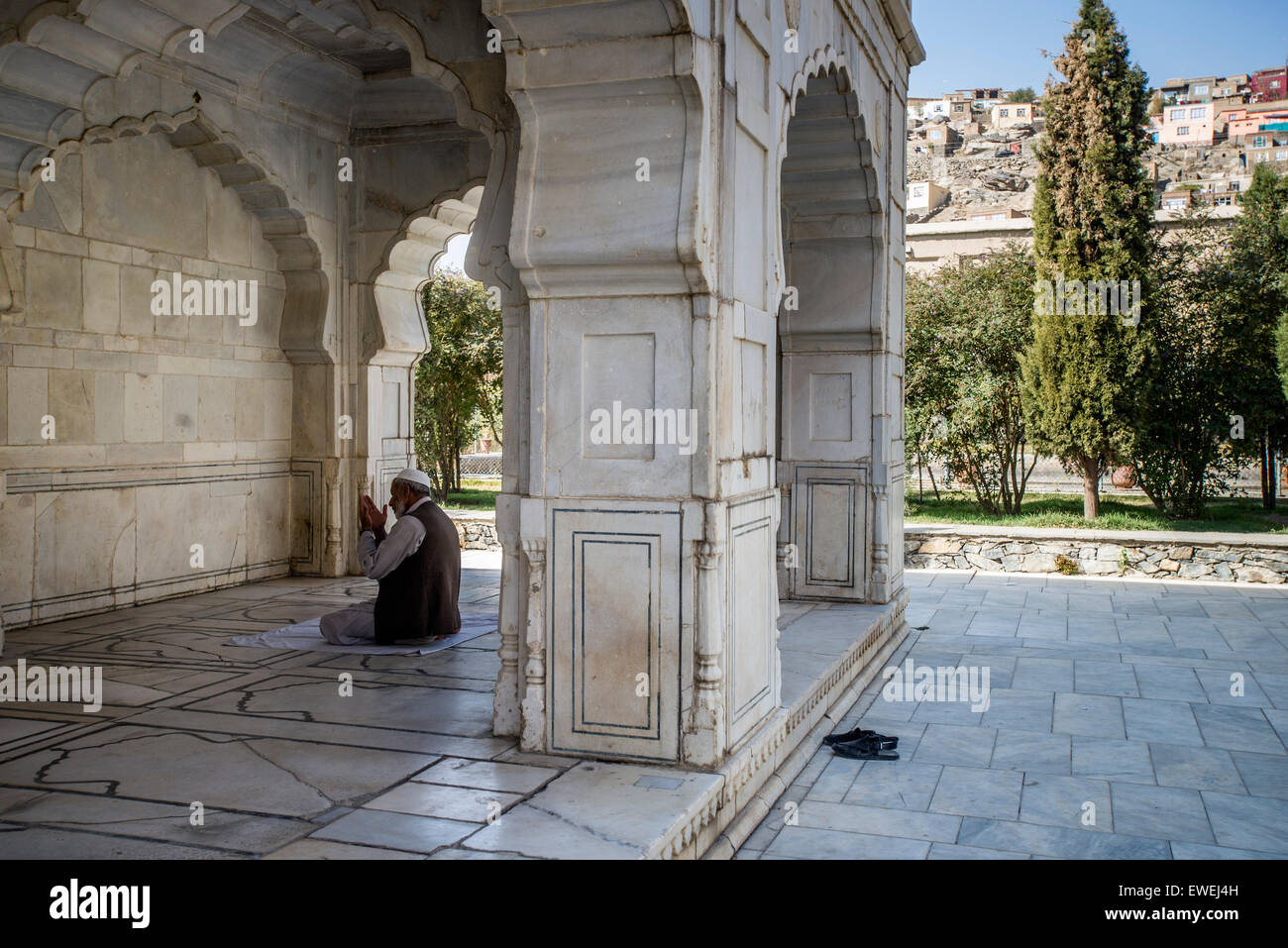 L'homme prie dans petite mosquée de marbre blanc de Shah Jahan à l'intérieur du jardin de Babur, Kaboul, Afghanistan Banque D'Images