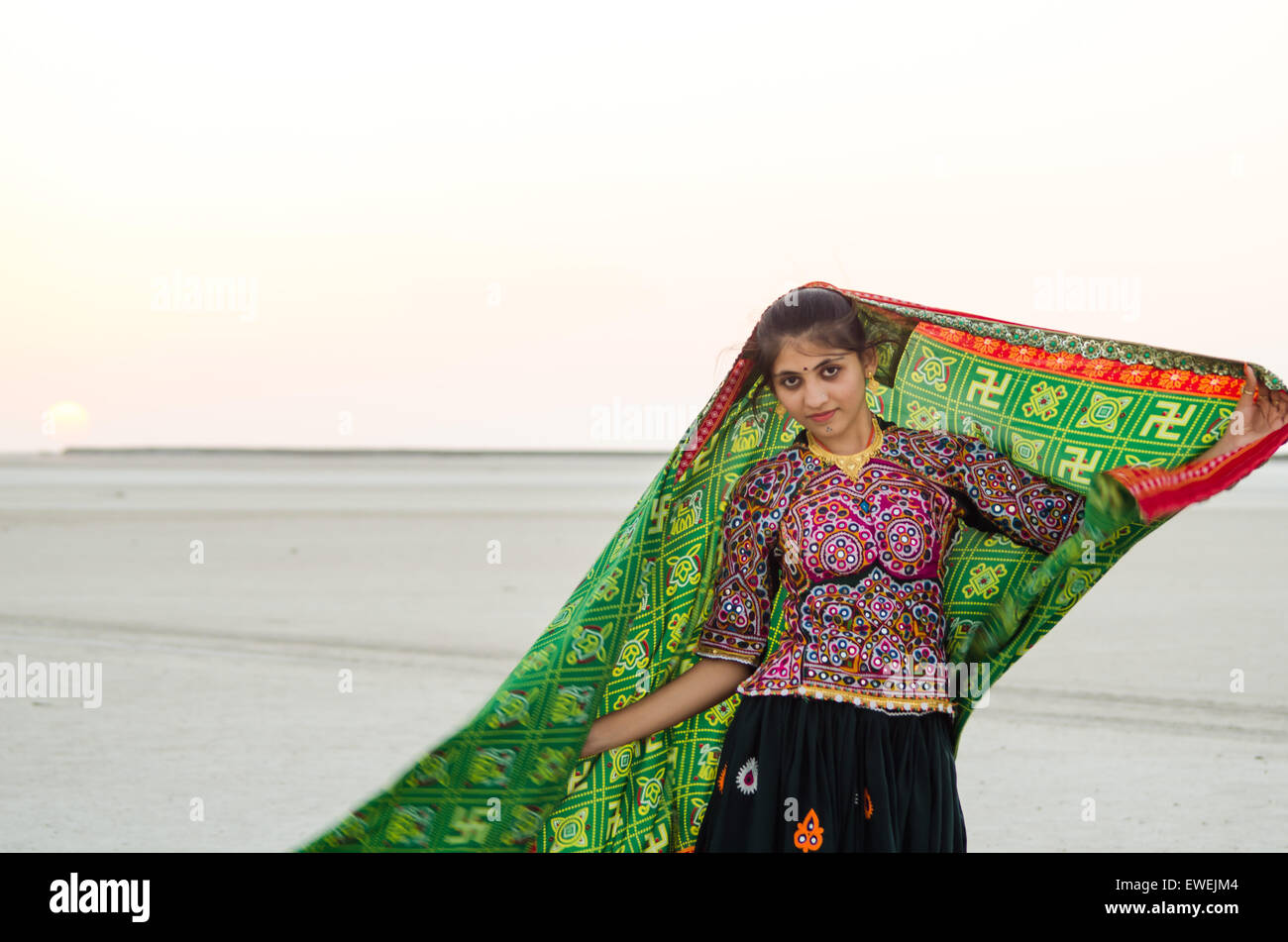 Unidentified Gujarati Kutchi jeune villageoise au désert blanc près de Rann de Kutch, Inde. Banque D'Images