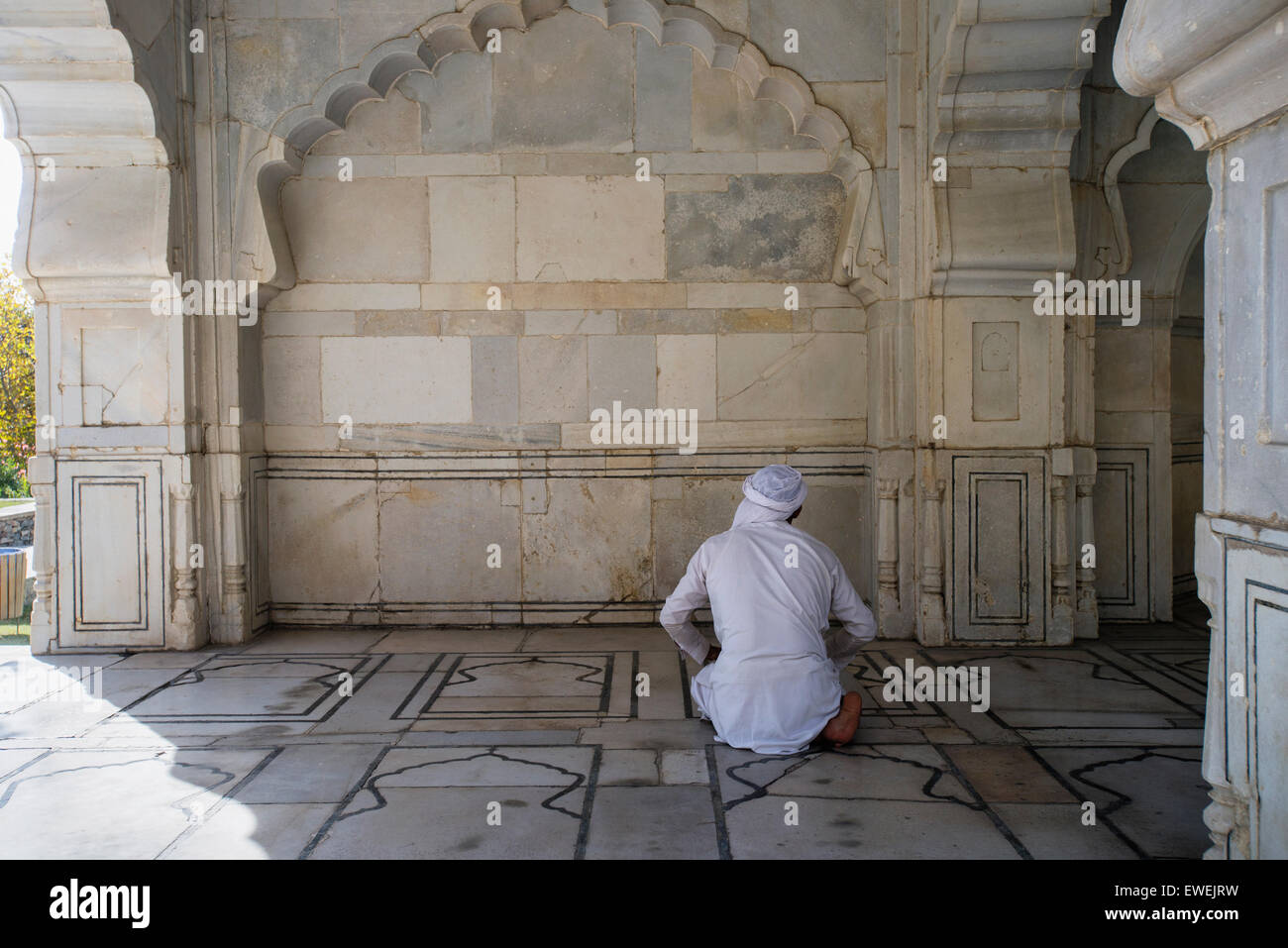 L'homme afghane en vêtements traditionnels prie en petite mosquée de marbre blanc de Shah Jahan à l'intérieur du jardin de Babur, Kaboul, Afghanistan Banque D'Images
