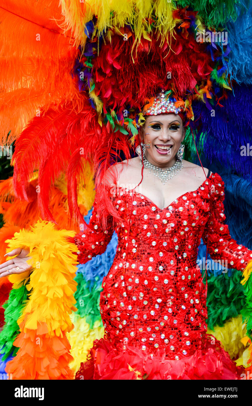 La VILLE DE NEW YORK, USA - 30 juin 2013 : drag queen célèbre la gay pride annuelle de l'événement arc-en-ciel spectaculaire robe coiffure. Banque D'Images
