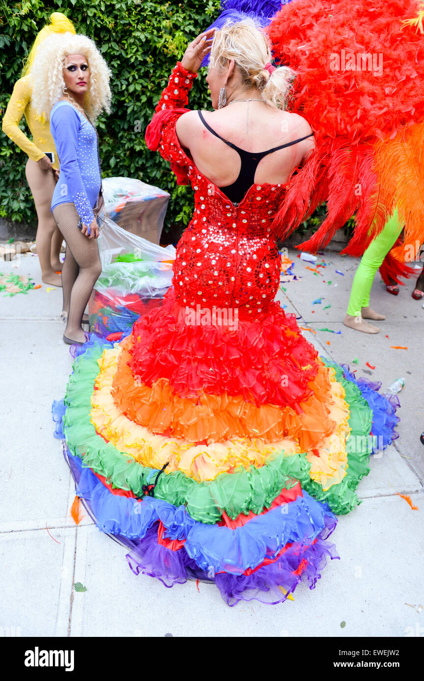 La VILLE DE NEW YORK, USA - 30 juin 2013 : drag queen en robe arc-en-ciel dramatique célèbre la gay pride annuelle événement avec ses amis. Banque D'Images