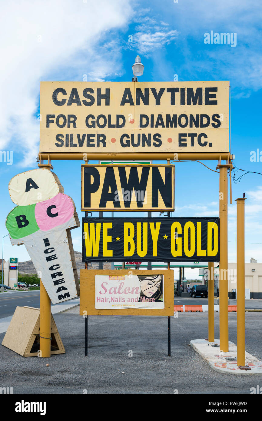WENDOVER, NEVADA - 18 août 2013 : Signe pour pawn shop américain annonce paiement n'importe quand de l'or, des diamants, de l'argent, et les armes à feu. Banque D'Images