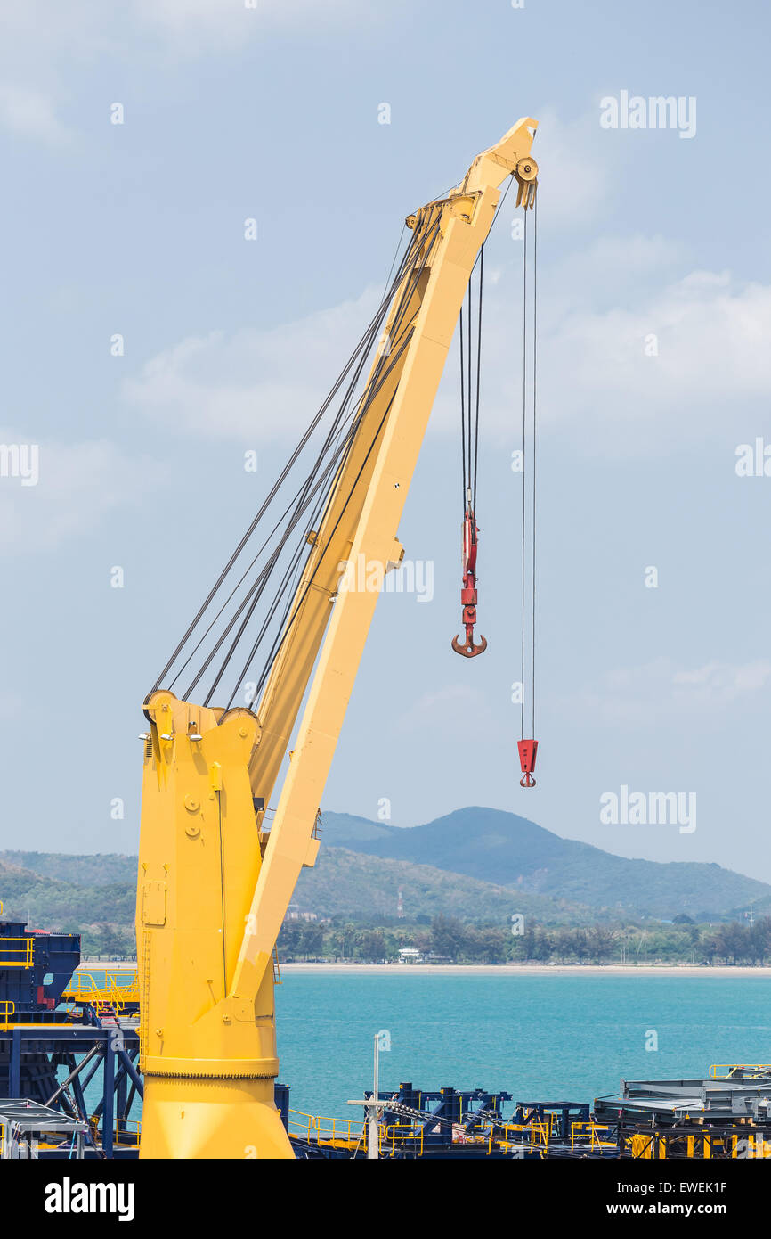 Grue jaune sur un ciel bleu. Banque D'Images