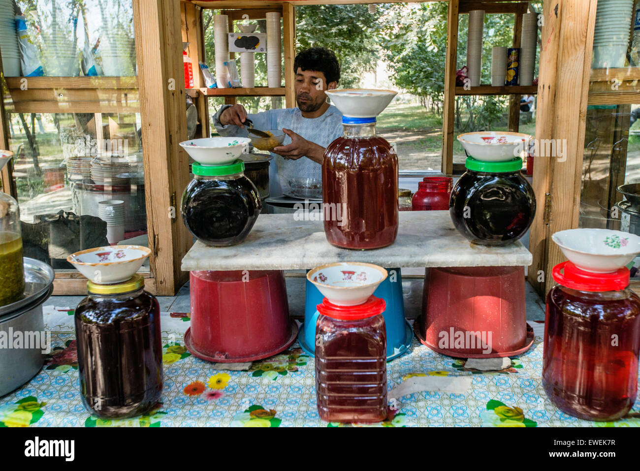 L'homme, la préparation et la vente traditionnelle soupe de pois chiche, souvent consommés comme collation, dans le jardin de Babur, Kaboul, Afghanistan Banque D'Images