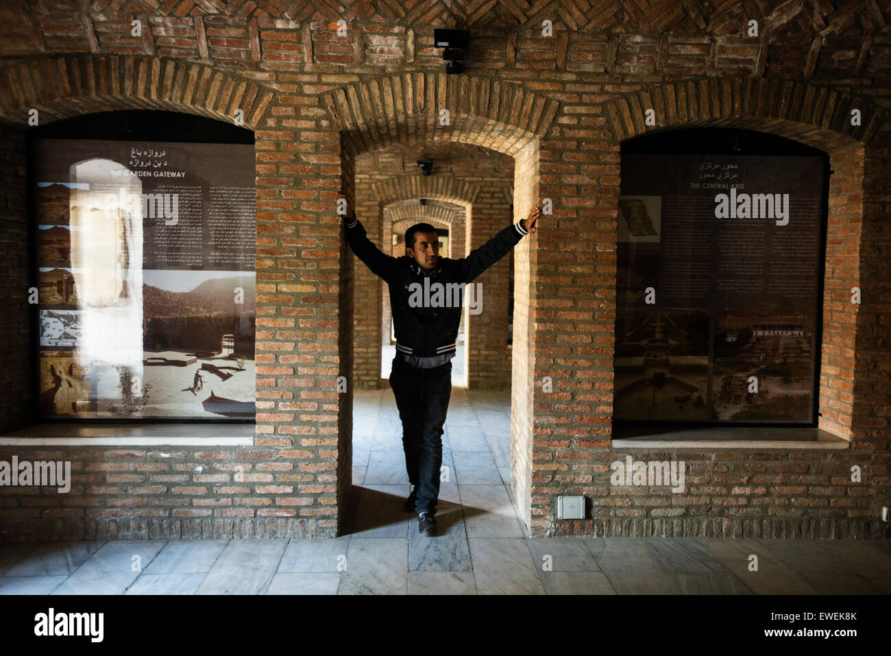 Man posing in Afghan musée de Babur's garden, Kaboul, Afghanistan Banque D'Images