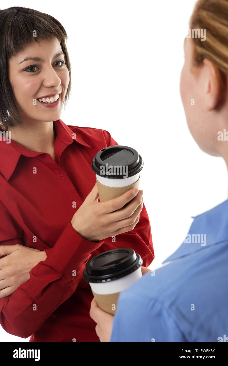 Deux business woman chatting et le commérage autour d'un café Banque D'Images