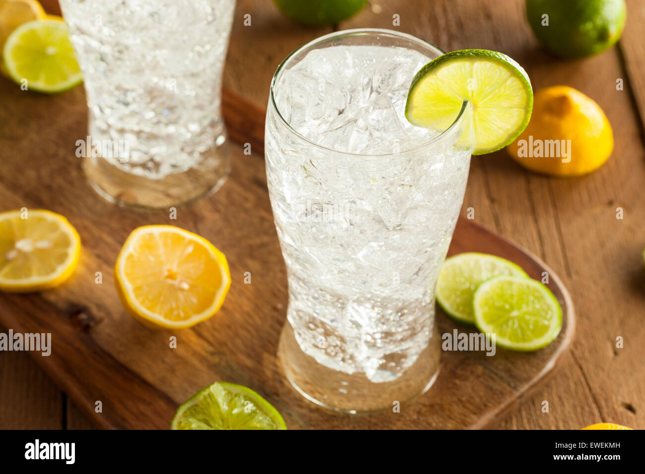 Citron et Lime rafraîchissante dans un verre Banque D'Images