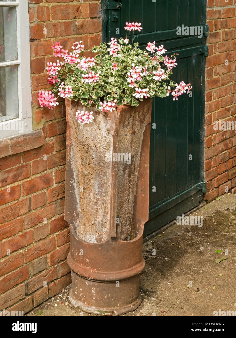 Grand pot de cheminée victorienne semoir, Coton Manor Gardens, Coton, Northamptonshire, England, UK. Banque D'Images