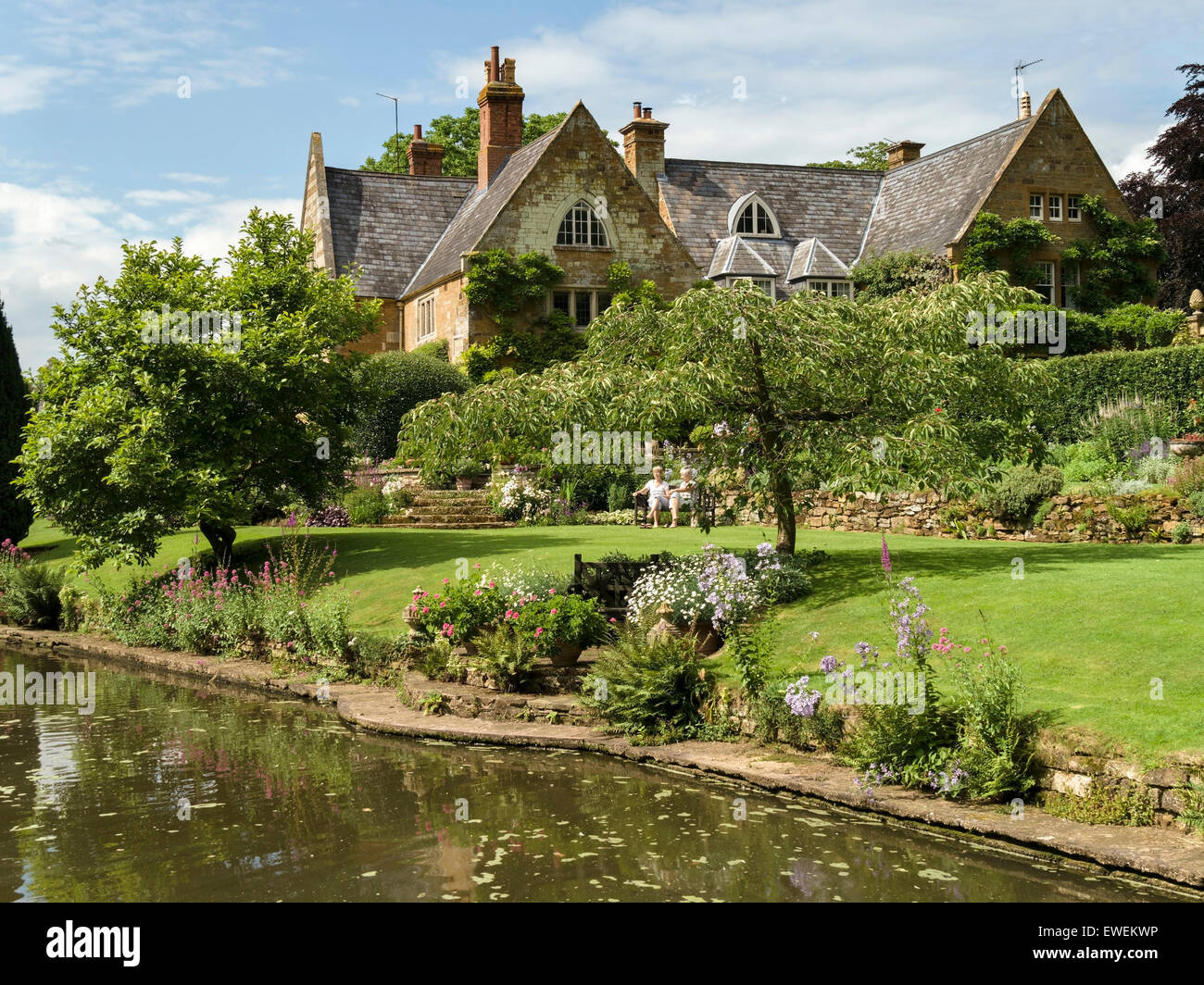 Coton Manor House, lac et jardins, Coton, Northamptonshire, England, UK. Banque D'Images