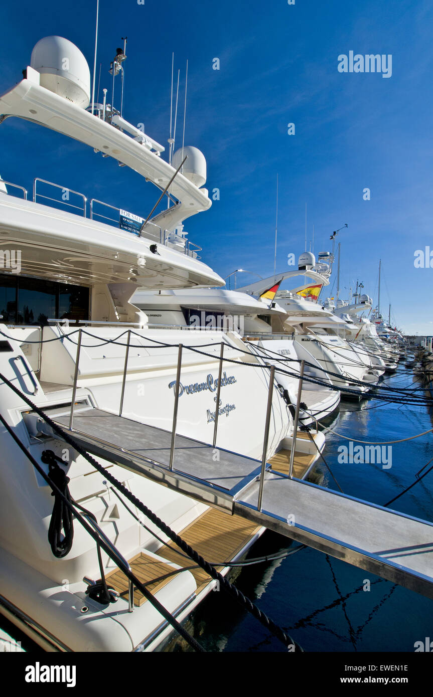 Passerelle et ligne de luxury motor yachts amarrés au Puerto Portals Marina Portals Nous Palma de Majorque Îles Baléares Espagne UE Banque D'Images