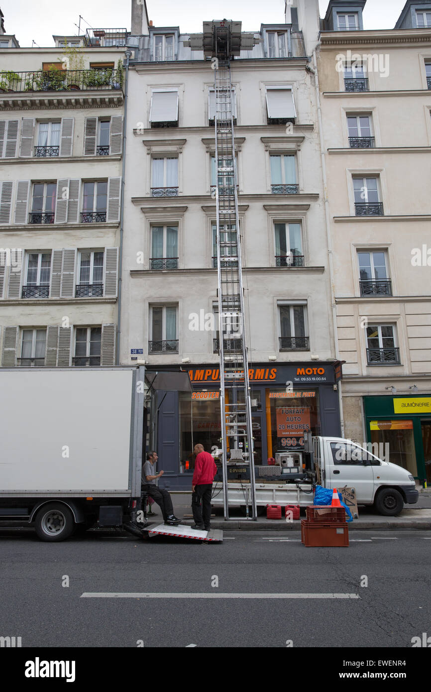 Levage élevé utilisé pour déplacer des biens personnels vers et à partir d'un 6ème étage appartement à Paris, France Banque D'Images