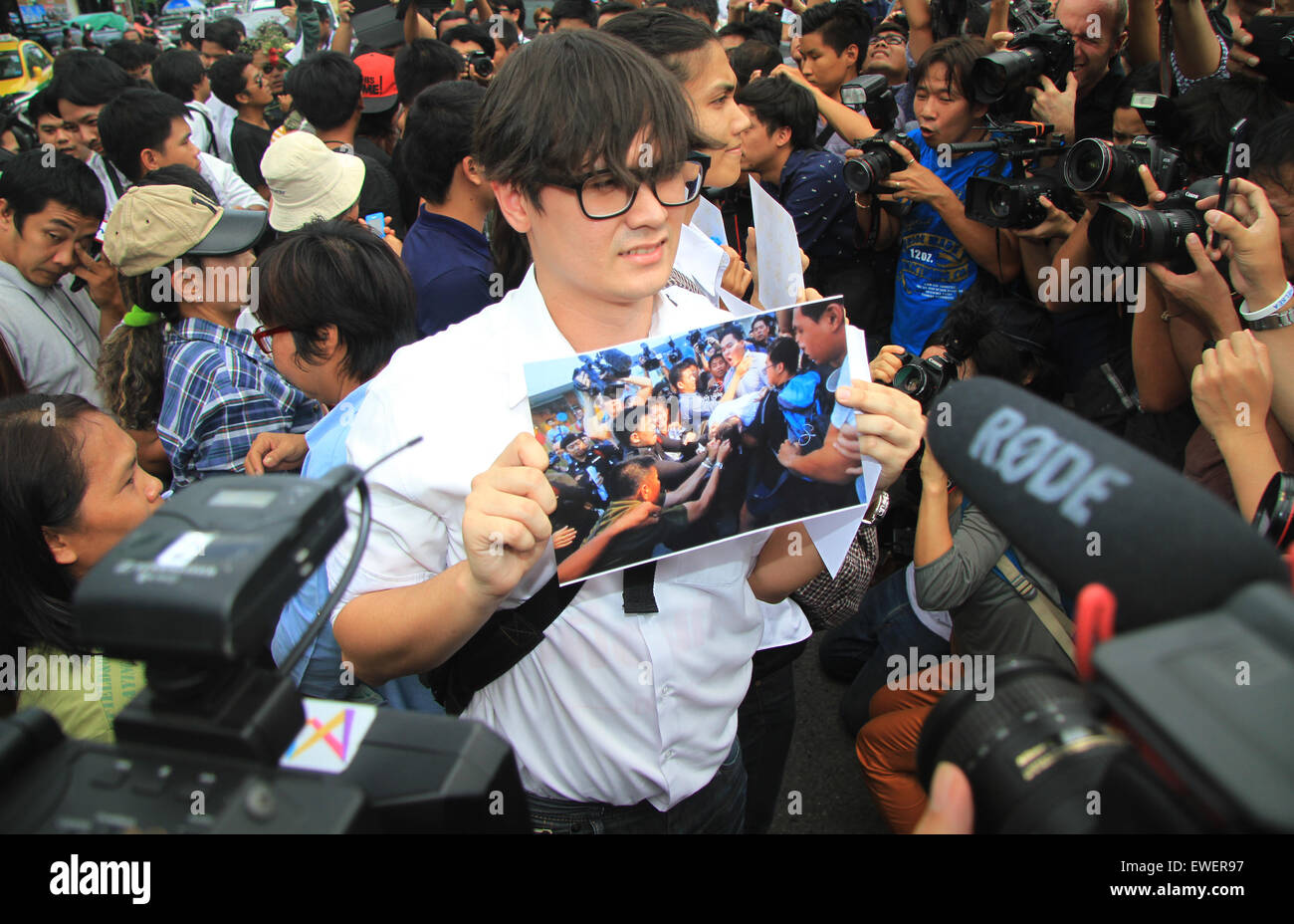 Bangkok, Thaïlande. 24 Juin, 2015. M. Rangsiman Rome ( C ) affiche 'Gallery Bangkok le 22 mai 2015' photos pendant le coup d'anti-rassemblement à Pathumwan de police de Bangkok . © Vichan Poti/Pacific Press/Alamy Live News Banque D'Images