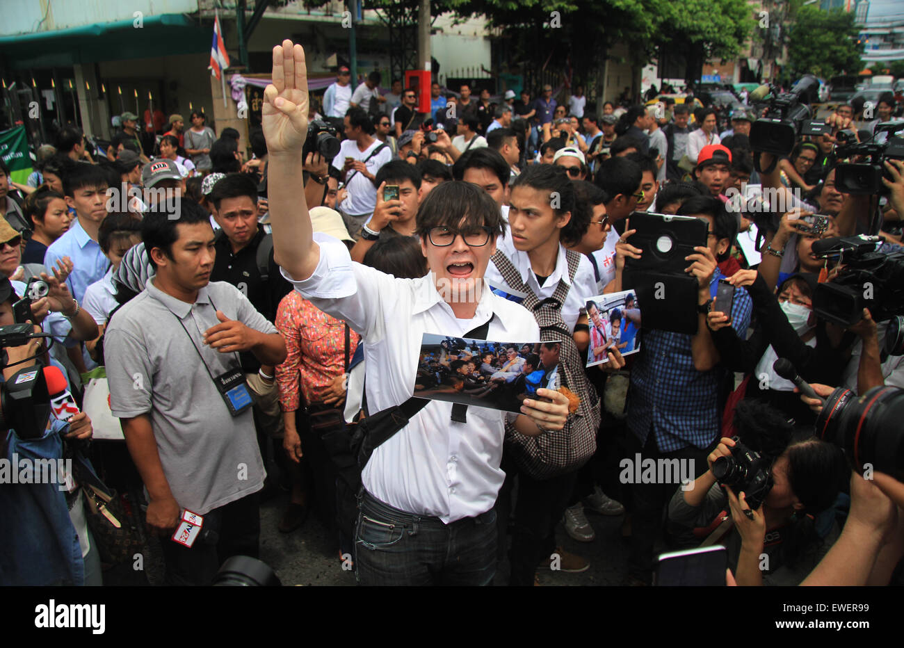 Bangkok, Thaïlande. 24 Juin, 2015. M. Rangsiman Rome ( C ) le pape faisant les symboles avec trois doigts à un rassemblement tenu à Pathumwan de police de Bangkok. © Vichan Poti/Pacific Press/Alamy Live News Banque D'Images