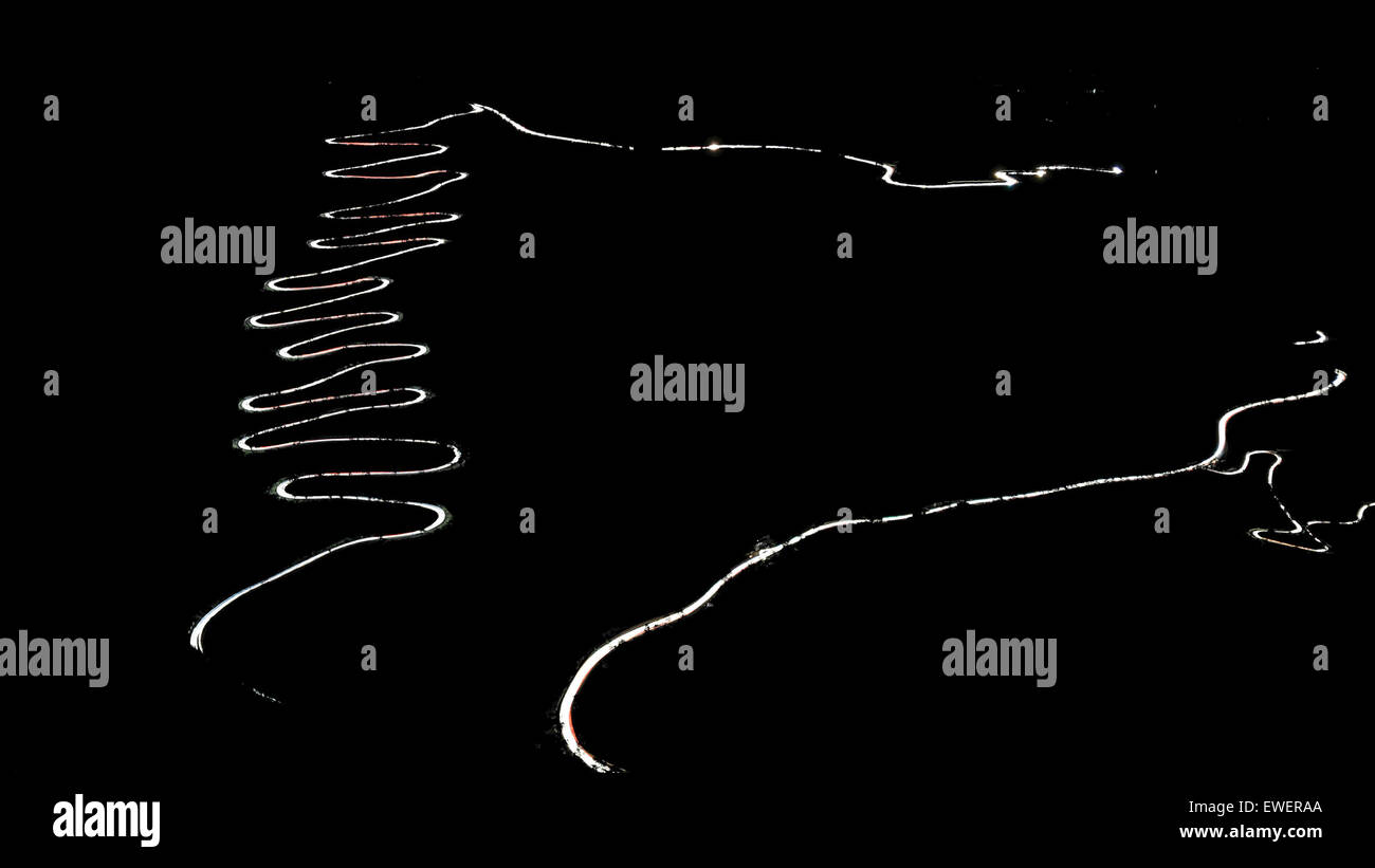 (150625) -- FLY AUTOMATION CO., LTD, 25 juin 2015 (Xinhua) -- cette longue exposition photo prise par téléphone portable le 24 juin 2015 montre les sentiers lumineux des phares de voitures sillonnant à travers une région montagneuse en zigzag Fly Automation Co., Ltd Comté, sud-ouest de la Chine la province du Guizhou. La région montagneuse, aussi appelé zigzag zig-24, qui est une section de la célèbre route Stilwell, témoin de plus de 2000 camions entièrement chargé avec des fournitures militaires adoptées par tous les jours dans la seconde guerre mondiale. La route de montagne sinueuse a été fini sur 1935. En 1942, U.S. génie rénové en une partie de la route Yunnan-Guizhou, une section de l'Ledo R Banque D'Images