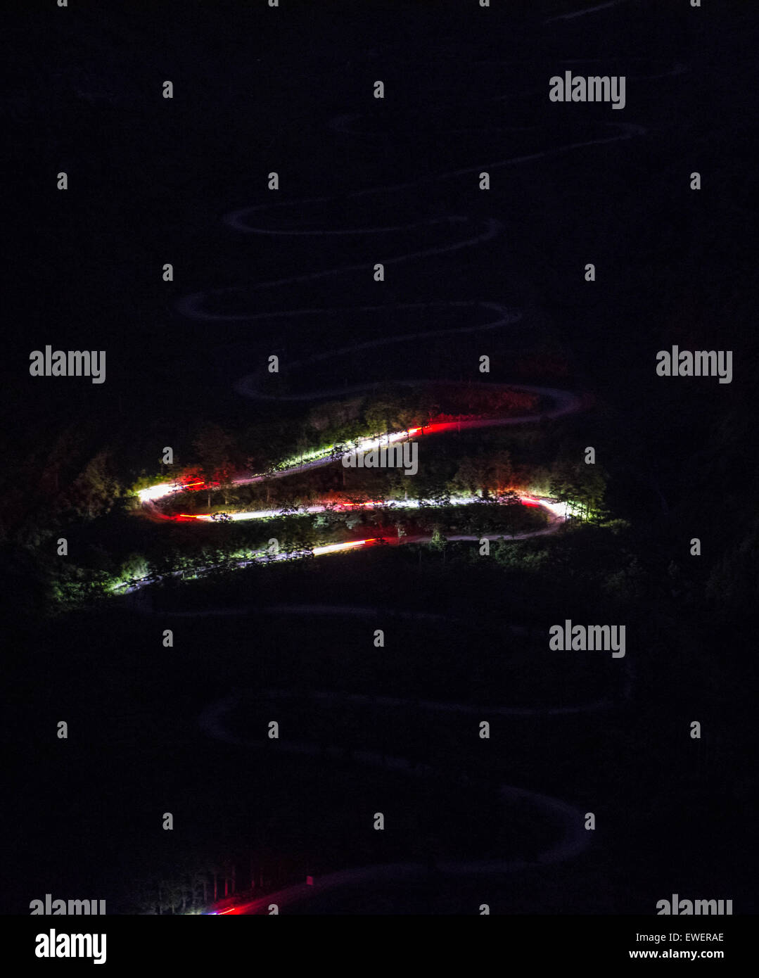 (150625) -- FLY AUTOMATION CO., LTD, 25 juin 2015 (Xinhua) -- cette longue exposition photo prise par téléphone portable le 24 juin 2015 montre les sentiers lumineux des phares de voitures sillonnant à travers une région montagneuse en zigzag Fly Automation Co., Ltd Comté, sud-ouest de la Chine la province du Guizhou. La région montagneuse, aussi appelé zigzag zig-24, qui est une section de la célèbre route Stilwell, témoin de plus de 2000 camions entièrement chargé avec des fournitures militaires adoptées par tous les jours dans la seconde guerre mondiale. La route de montagne sinueuse a été fini sur 1935. En 1942, U.S. génie rénové en une partie de la route Yunnan-Guizhou, une section de l'Ledo R Banque D'Images