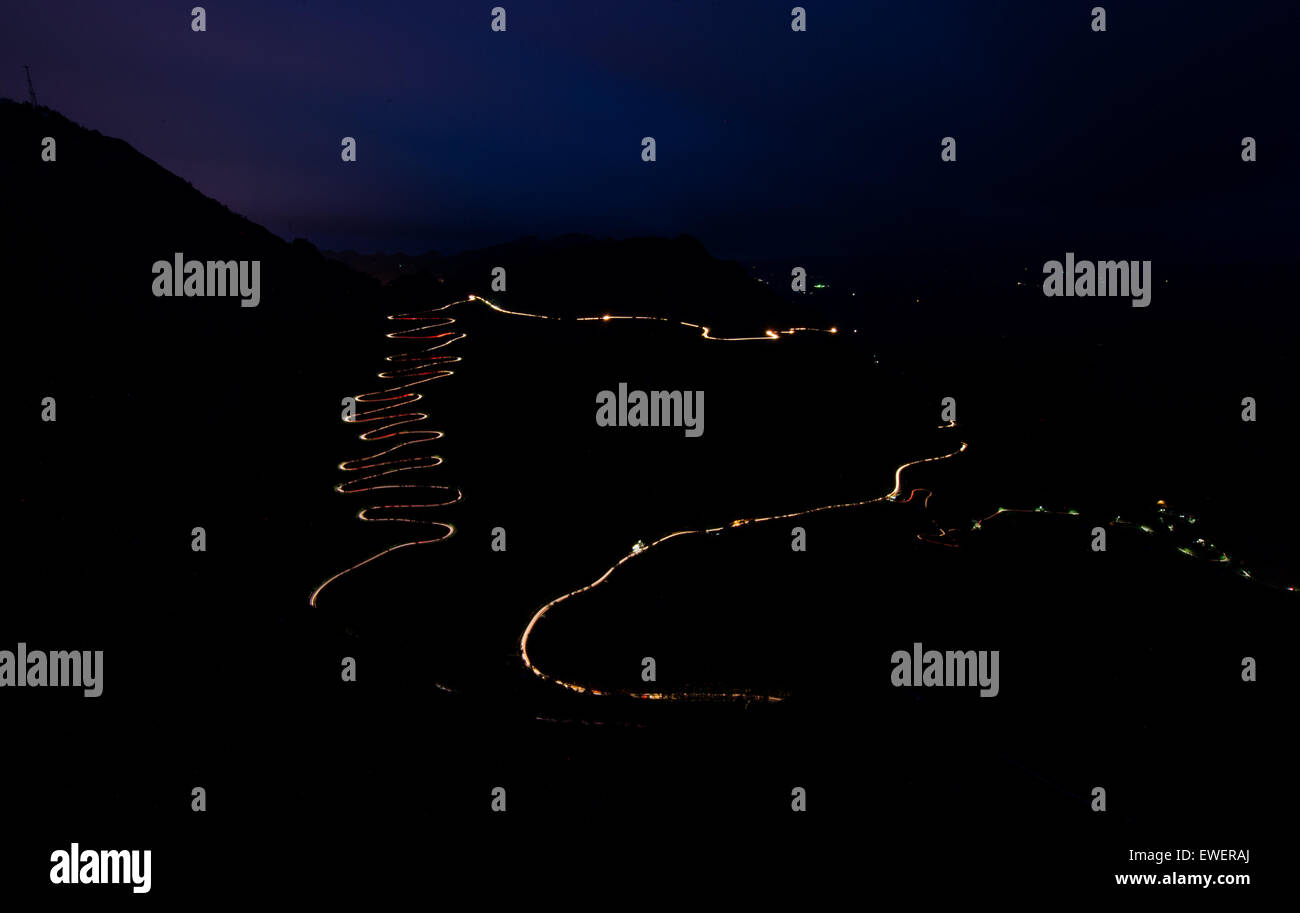 (150625) -- FLY AUTOMATION CO., LTD, 25 juin 2015 (Xinhua) -- cette longue exposition photo prise par téléphone portable le 24 juin 2015 montre les sentiers lumineux des phares de voitures sillonnant à travers une région montagneuse en zigzag Fly Automation Co., Ltd Comté, sud-ouest de la Chine la province du Guizhou. La région montagneuse, aussi appelé zigzag zig-24, qui est une section de la célèbre route Stilwell, témoin de plus de 2000 camions entièrement chargé avec des fournitures militaires adoptées par tous les jours dans la seconde guerre mondiale. La route de montagne sinueuse a été fini sur 1935. En 1942, U.S. génie rénové en une partie de la route Yunnan-Guizhou, une section de l'Ledo R Banque D'Images