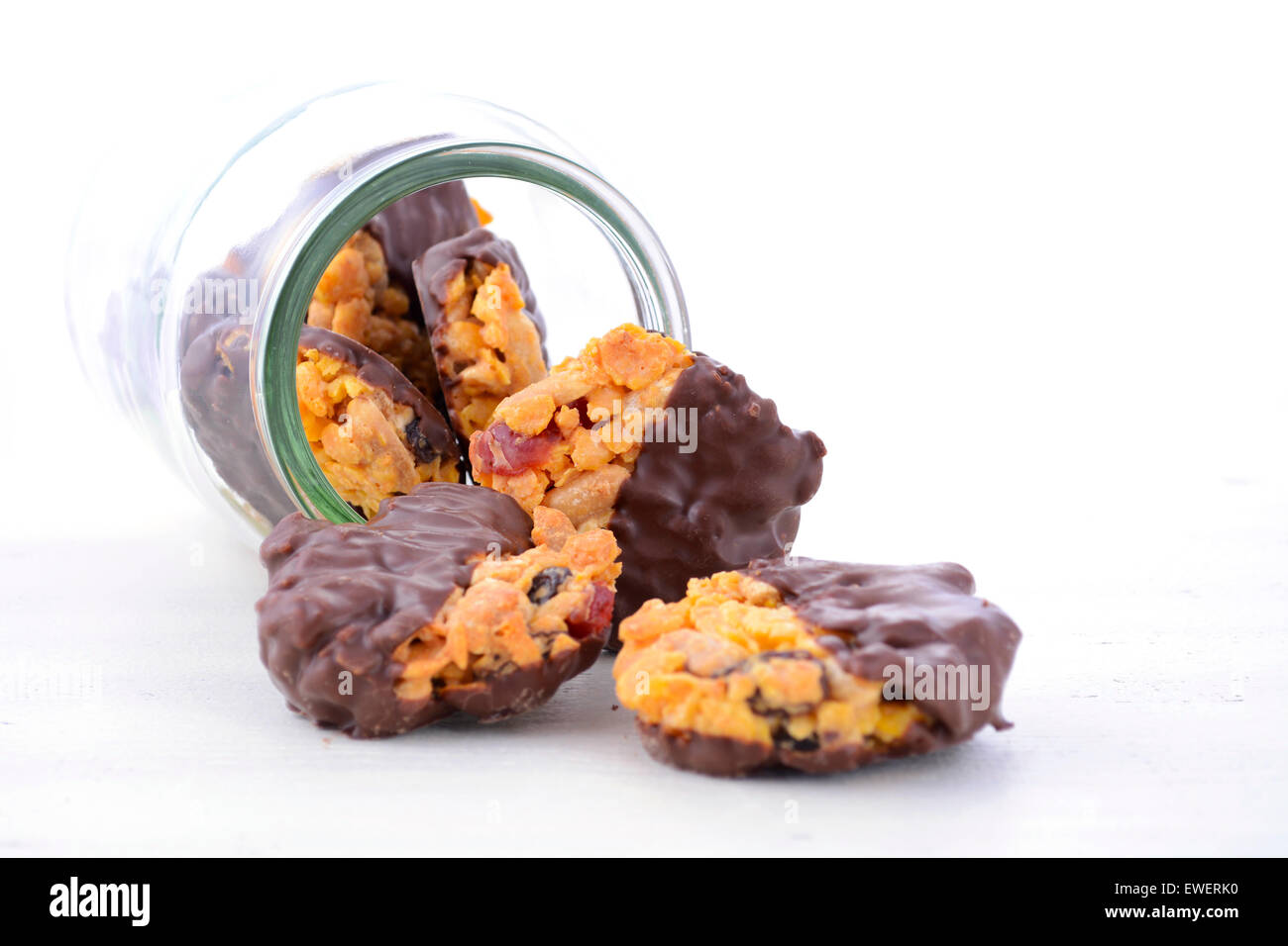 Style Français biscuits florentins qui tombe hors de cookie jar en verre blanc table sur shabby chic. Banque D'Images