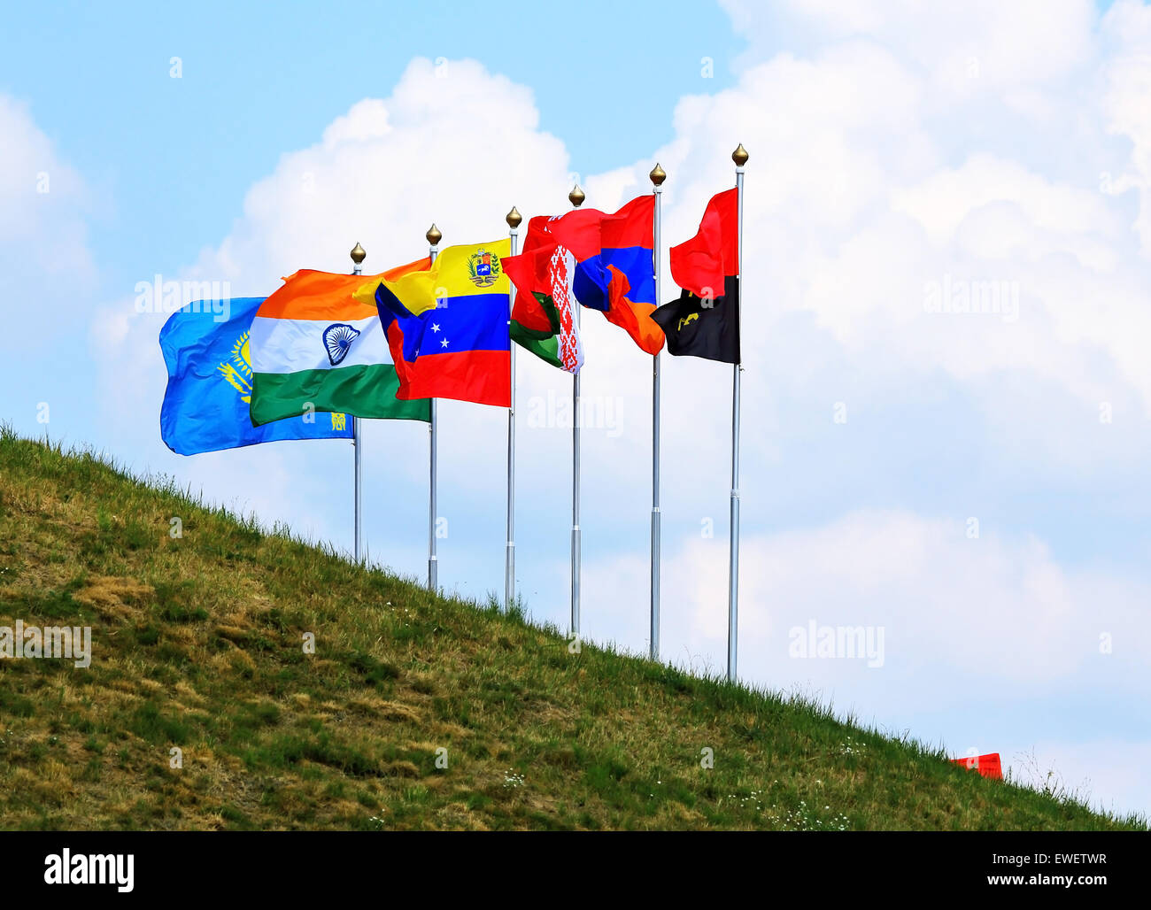 Drapeaux des pays participant dans le réservoir le biathlon 2014 en Russie - Angola, Arménie, Bélarus, le Venezuela, l'Inde, Kazakhsta Banque D'Images