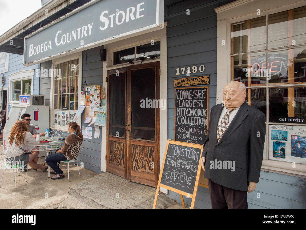 Un mannequin du réalisateur Alfred Hitchcock et manger le déjeuner en face de Bodega Country Store, Sonoma County, Californie Banque D'Images