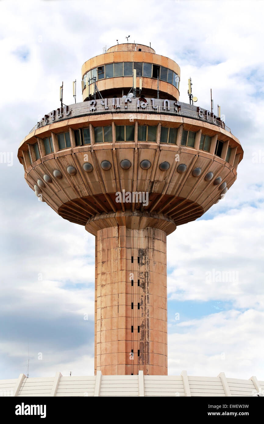 Tour de contrôle de la circulation aérienne de l'aéroport avec la radio et les installations radar et optiques d'appareils de surveillance Banque D'Images