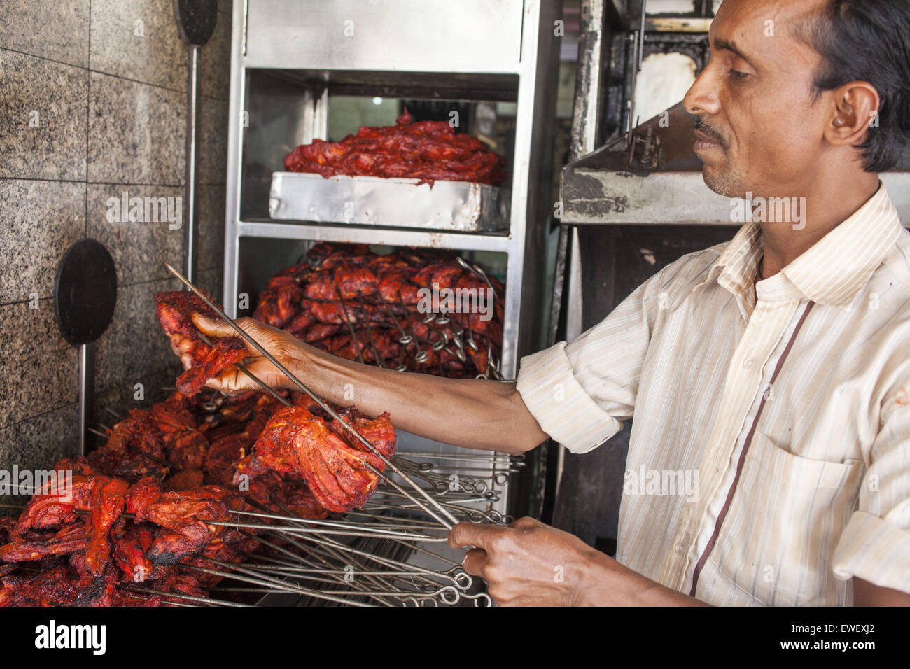 Mumbai, Maharashtra, Inde. Mar 10, 2015. 10 mars 2015 - Mumbai, Inde :.Kasim Ali, 48 ans, un chef à l'Al-Rehmani restaurant, un restaurant de viande très populaire avant l'interdiction, prépare des plats à base de poulet pour les clients comme une alternative à du bœuf. Les clients aimant la viande bovine dans le populaire restaurant Al Rehmani ont mis à contrecœur de plats à base de poulet depuis l'interdiction. En plus d'être plus cher que le poulet la vaisselle n'est pas aimé, mais les clients n'ont pas le choix. © Subhash Sharma/ZUMA/ZUMAPRESS.com/Alamy fil Live News Banque D'Images Mumbai, Maharashtra, Inde. Mar 10, 2015. 10 mars 2015 - Mumbai, Inde :.Kasim Ali, 48 ans, un chef à l'Al-Rehmani restaurant, un restaurant de viande très populaire avant l'interdiction, prépare des plats à base de poulet pour les clients comme une alternative à du bœuf. Les clients aimant la viande bovine dans le populaire restaurant Al Rehmani ont mis à contrecœur de plats à base de poulet depuis l'interdiction. En plus d'être plus cher que le poulet la vaisselle n'est pas aimé, mais les clients n'ont pas le choix. © Subhash Sharma/ZUMA/ZUMAPRESS.com/Alamy fil Live News Banque D'Images