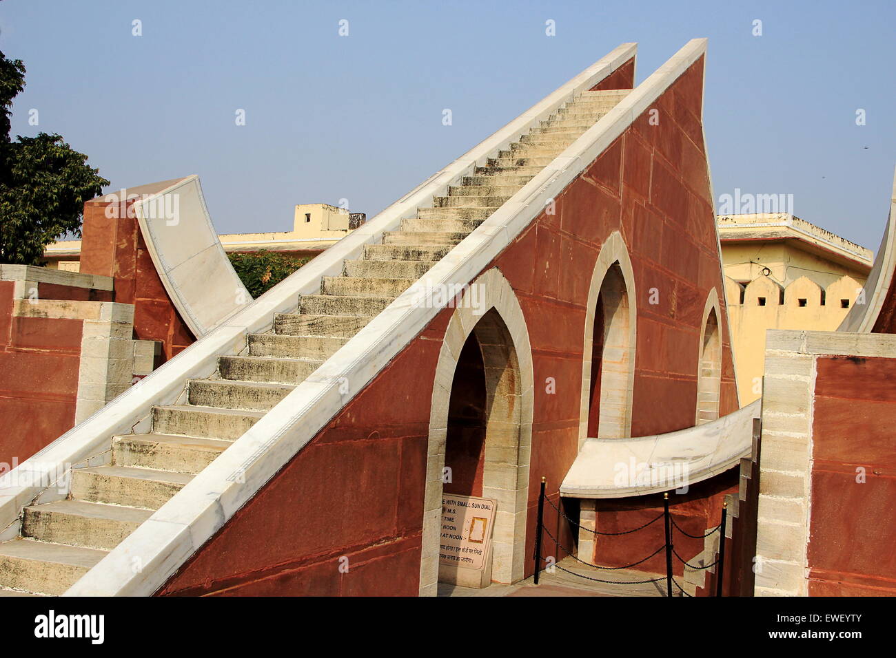 Cadran solaire à Jantar Mantar- l'un des observatoires astronomiques- à Jaipur au Rajasthan, Inde, Asie Banque D'Images