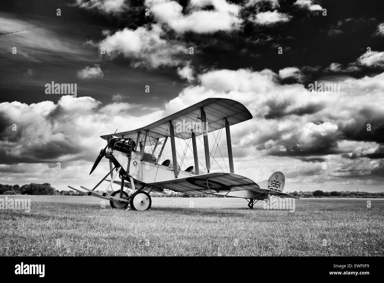 Royal Aircraft Factory SE-2 volant à Bicester biplan festival. L'Oxfordshire, Angleterre. Monochrome Banque D'Images