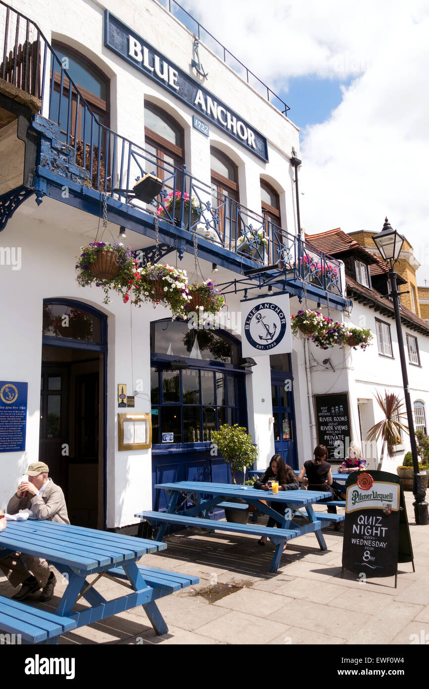 L'extérieur de la Blue Anchor pub sur la Tamise à Hammersmith, London UK Banque D'Images