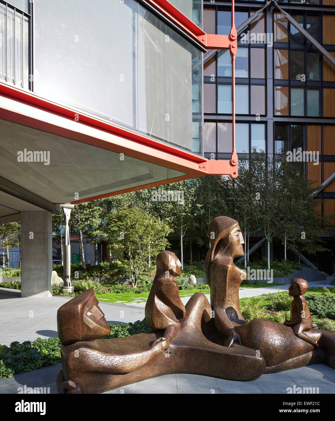 Salon de jardin pavillons entre montrant sculpture de bronze. Neo Bankside, Londres, Royaume-Uni. Architecte : Rogers Stirk Harbour  + Banque D'Images